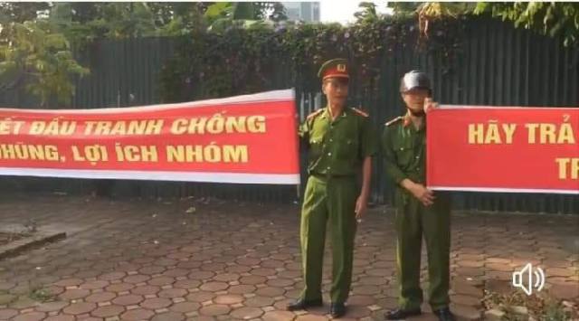 Hiện nay trên mạng xã hội đang xuất hiện các hình ảnh, video clip về việc cán bộ chiến sĩ công an huyện Đông Anh (Tp. Hà Nội) căng băng rôn biểu tình phản đối. ...