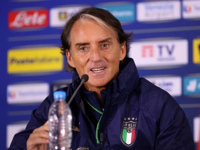 HLV Roberto Mancini khích lệ tinh thần các tuyển thủ Italy