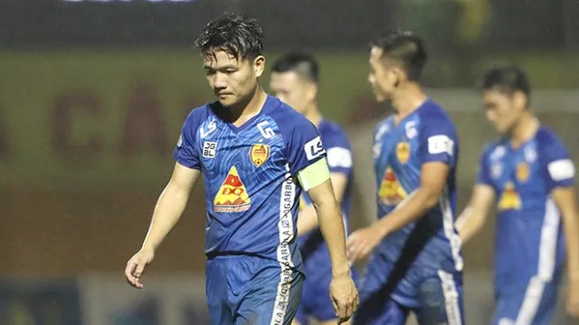 Hòa nghẹt thở trên sân Vinh, Nam Định trụ hạng V-League