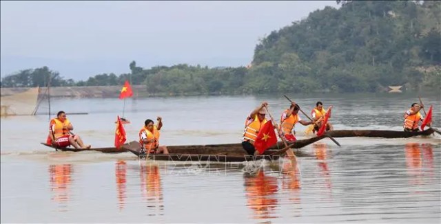 Hội đua thuyền độc mộc trên dòng Pô Cô