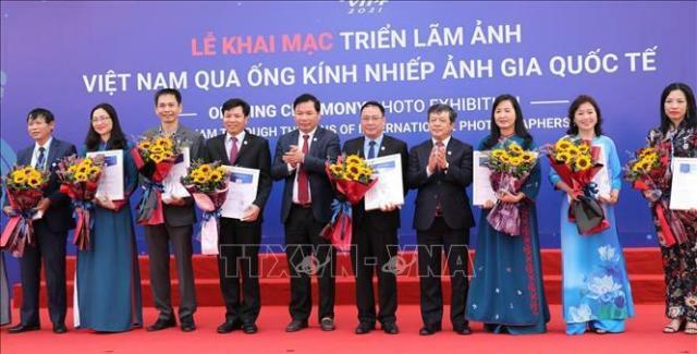 Khai mạc Triển lãm ảnh 'Việt Nam qua ống kính nhiếp ảnh gia quốc tế'