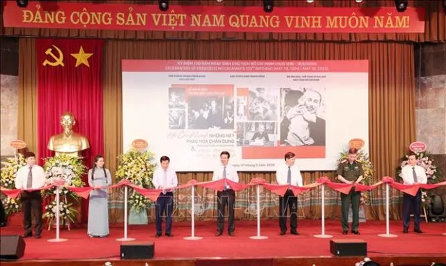 Khai mạc trưng bày chuyên đề 'Hồ Chí Minh - Những nét phác họa chân dung'