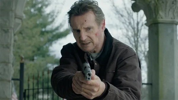 Khán giả Bắc Mỹ bị 'hút' vào cuộc đối đầu giữa Liam Neeson và FBI