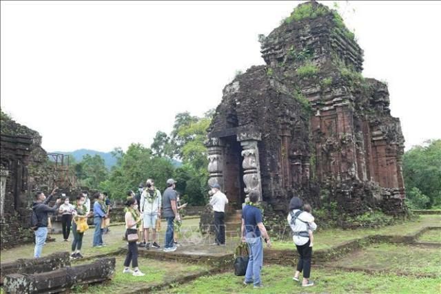 Khách du lịch quốc tế đến tham quan Di sản Văn hóa thế giới Mỹ Sơn