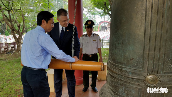 Lần đầu tiên, đại sứ Mỹ viếng nghĩa trang liệt sĩ quốc gia Trường Sơn