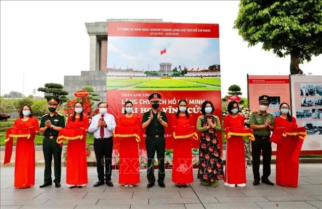 Lăng Chủ tịch Hồ Chí Minh - Đài hoa vĩnh cửu