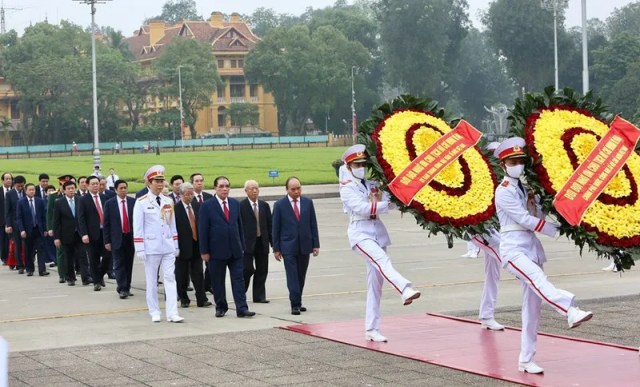 Lãnh đạo Đảng, Nhà nước vào Lăng viếng Bác nhân 45 năm ngày thống nhất