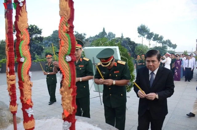 Lãnh đạo TP.HCM tưởng niệm các anh hùng Liệt sĩ