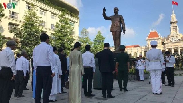 Lãnh đạo TPHCM dâng hương kỷ niệm 130 năm ngày sinh Chủ tịch Hồ Chí Minh