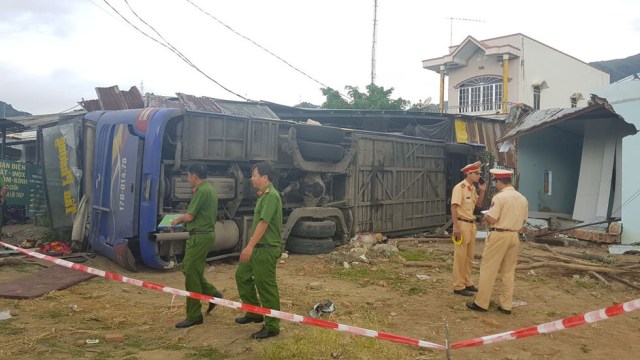 Lật xe khách ở Nha Trang, hàng chục người nhập viện