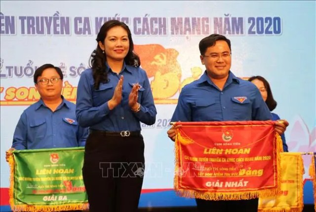 Liên hoan các nhóm tuyên truyền ca khúc cách mạng Cụm Sông Tiền năm 2020