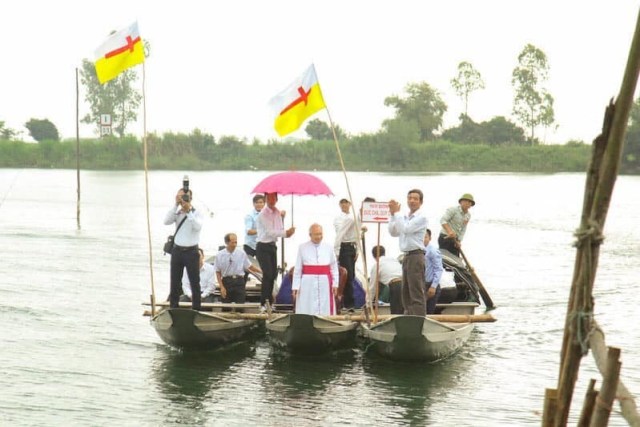 Liệu các bạn có chấp nhận được thái độ, hình ảnh này của Giám mục Nguyễn Thái Hợp?