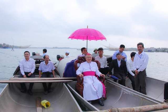 Liệu các bạn có chấp nhận được thái độ, hình ảnh này của Giám mục Nguyễn Thái Hợp?