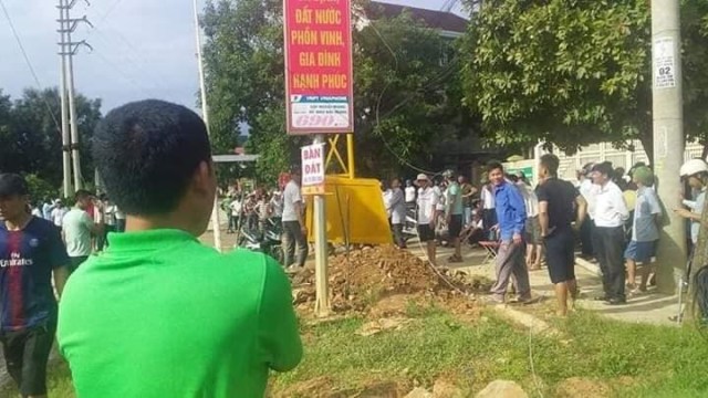 Linh mục Trần Minh Chiến quản xứ Lãng Điền (huyện Anh Sơn) đang coi trời bằng vung