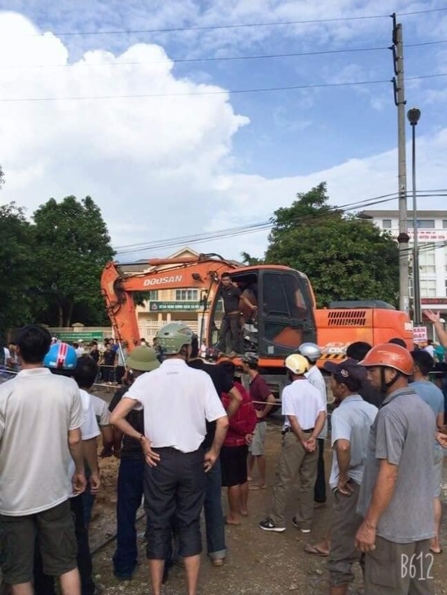 Linh mục Trần Minh Chiến quản xứ Lãng Điền (huyện Anh Sơn) đang coi trời bằng vung