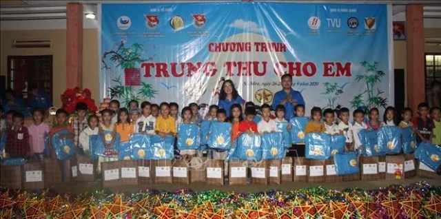 Mang Trung thu yêu thương đến với thiếu nhi mọi miền đất nước