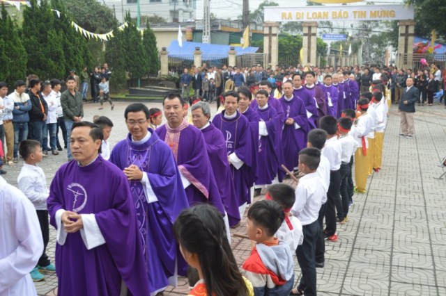 Một Linh Mục Tại Gp Vinh Cấm Giáo Dân Treo Cờ Tổ Quốc!