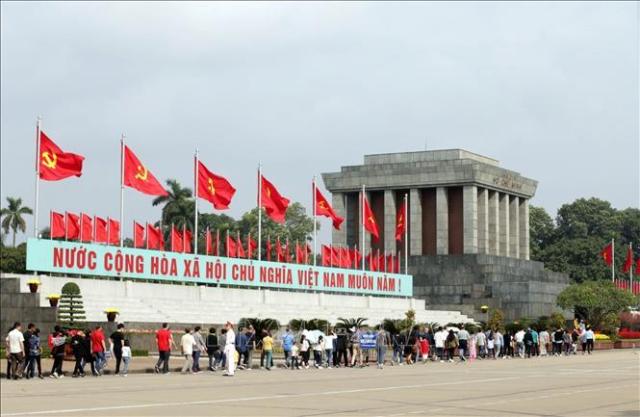 Mùng 2 Tết, người dân xếp hàng vào Lăng viếng Chủ tịch Hồ Chí Minh