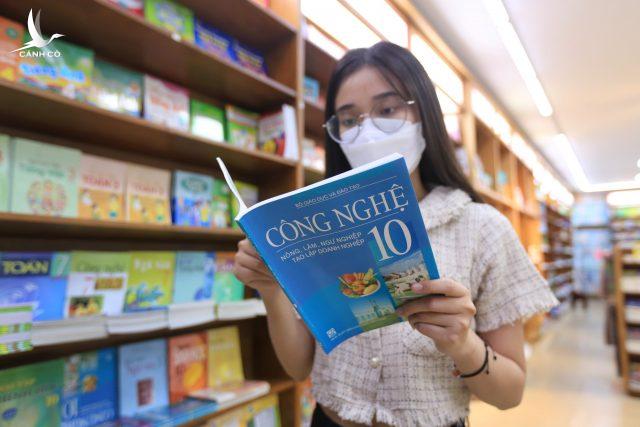 Năm học tới, cơn bão sách giáo khoa sẽ bị chặn đứng?