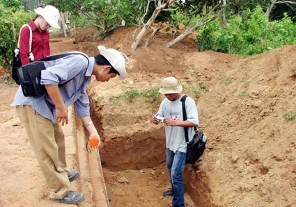 Nghiên cứu và bảo tồn di tích Vòng Thành Đá Trắng