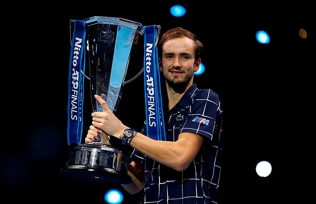 Ngược dòng kịch tính trước Thiem, Medvedev vô địch ATP Finals 2020