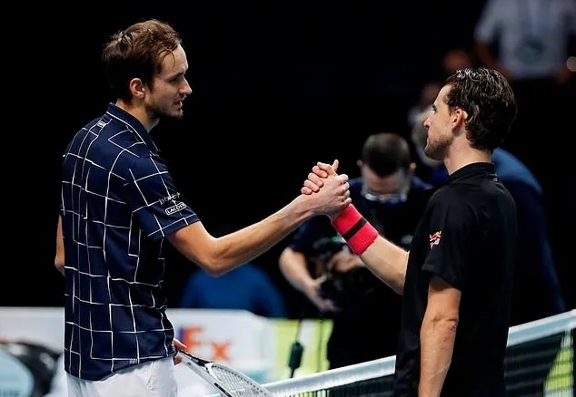 Ngược dòng kịch tính trước Thiem, Medvedev vô địch ATP Finals 2020