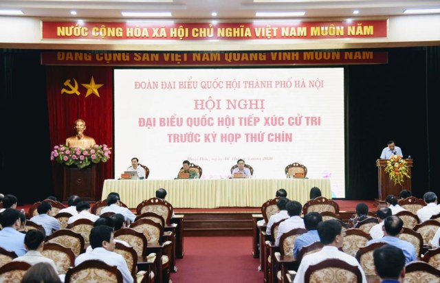 Người đàn bà gây chuyện tại hội nghị tiếp xúc cử tri Hà Nội: Làm xấu hình ảnh người dân chân chính!