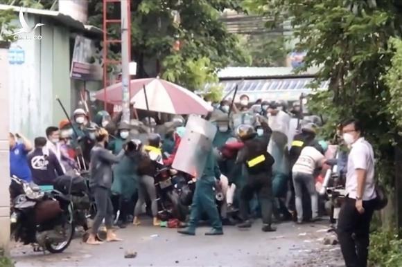 Nhận diện những kẻ bất lương trà trộn trong dòng người lương thiện, kích động tấn công lực lượng tuyến đầu Nhận diện những kẻ bất lương trà trộn trong dòng người lương thiện, kích động tấn công lực lượng tuyến đầu