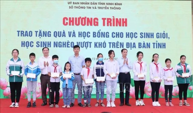 Ninh Bình: Trưng bày những bức ảnh đẹp về Bác Hồ với bầu cử Quốc hội