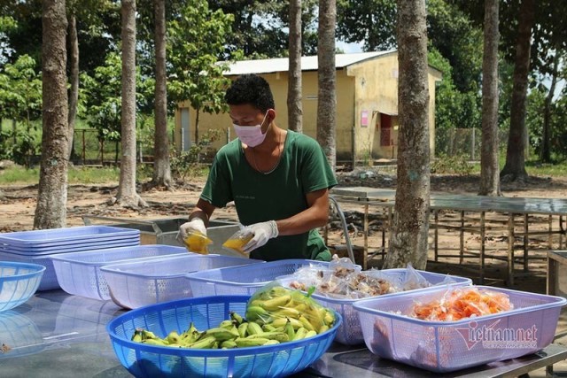 Nữ du học sinh tấm tắc khen cơm bộ đội nấu trong khu cách ly