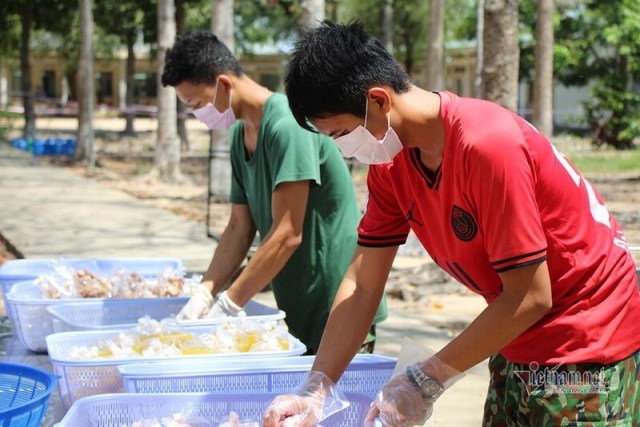 Nữ du học sinh tấm tắc khen cơm bộ đội nấu trong khu cách ly