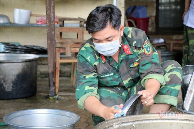 Nữ du học sinh tấm tắc khen cơm bộ đội nấu trong khu cách ly