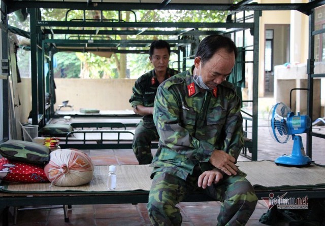 Nữ du học sinh tấm tắc khen cơm bộ đội nấu trong khu cách ly