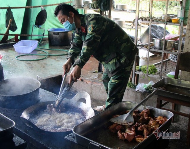 Nữ du học sinh tấm tắc khen cơm bộ đội nấu trong khu cách ly