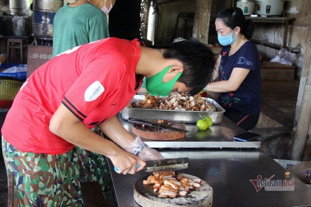 Nữ du học sinh tấm tắc khen cơm bộ đội nấu trong khu cách ly