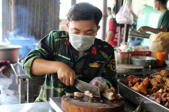 Nữ du học sinh tấm tắc khen cơm bộ đội nấu trong khu cách ly