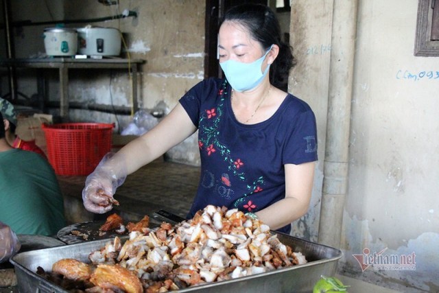 Nữ du học sinh tấm tắc khen cơm bộ đội nấu trong khu cách ly