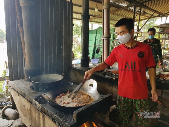 Nữ du học sinh tấm tắc khen cơm bộ đội nấu trong khu cách ly