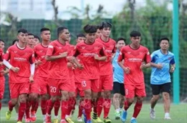 ĐTQG Việt Nam và U22 Việt Nam làm 'nóng' sân Cẩm Phả