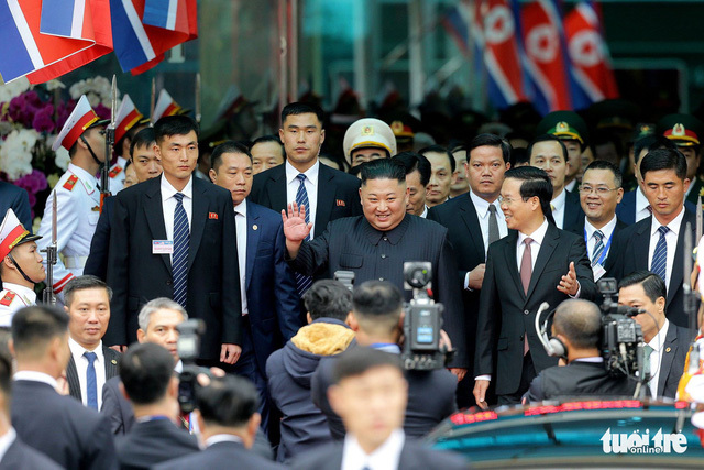 Ông Kim Jong Un mở cửa chống đạn, vẫy tay chào: chưa từng có tiền lệ