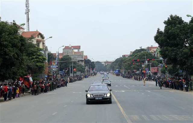 Ông Kim Jong Un mở cửa chống đạn, vẫy tay chào: chưa từng có tiền lệ