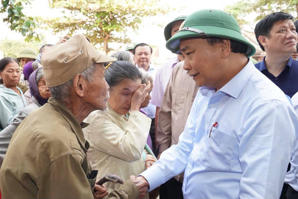 Phản động Nguyễn Lân Thắng lại xuyên tạc chuyện tặng quà cứu trợ của Thủ tướng