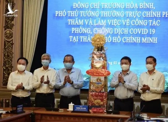 Phó Thủ tướng Trương Hòa Bình chúc TP.HCM sớm thắng dịch COVID-19