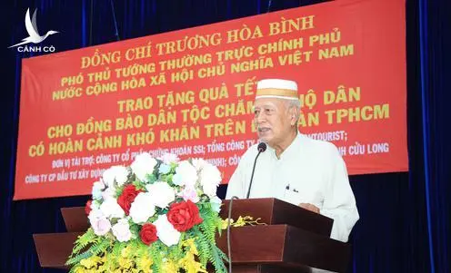 Phó Thủ tướng Trương Hòa Bình tặng quà Tết cho đồng bào Chăm nghèo