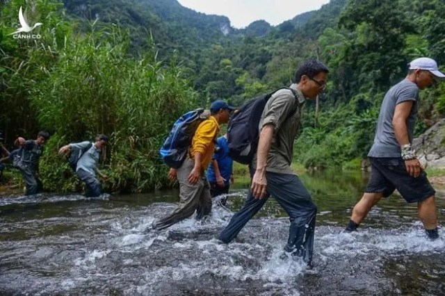 Phó Thủ tướng Vũ Đức Đam giản dị đi xe máy, được lòng dân thì có gì sai?