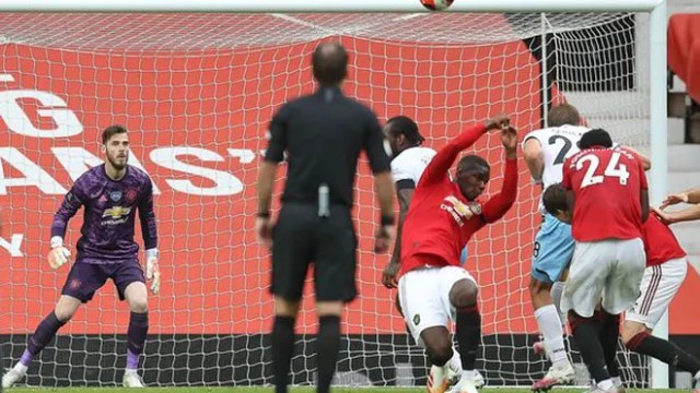 Pogba bị 'đánh hội đồng' vì pha dùng tay cản bóng cực thô ở trận hòa West Ham