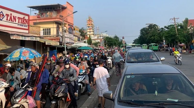 Sân bay, bến xe TP Hồ Chí Minh quá tải tuần đầu cao điểm du lịch hè