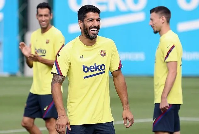 Sắp sang Juventus, Luis Suarez phải tập một mình ở Barcelona