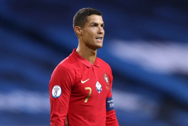 Siêu sao bóng đá Cristiano Ronaldo dương tính với virus SARS-CoV-2