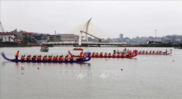 Sôi nổi cuộc đua Bơi chải thành phố Việt Trì